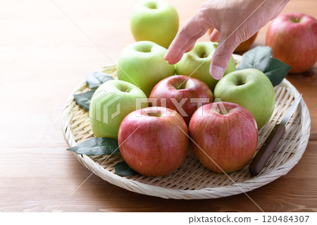 Green apple and red apple 120484307