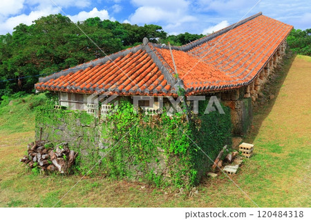 [Okinawa Prefecture] Climbing kilns at Yachimun Village in Yomitan Village on a clear day 120484318