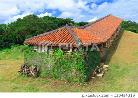 [Okinawa Prefecture] Climbing kilns at Yachimun Village in Yomitan Village on a clear day 120484319