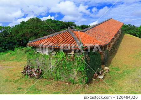 [Okinawa Prefecture] Climbing kilns at Yachimun Village in Yomitan Village on a clear day 120484320