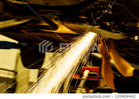 Mechanic grinding car body by grinder 120484442