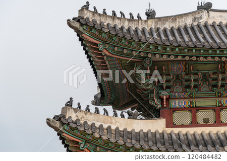 Roof decorations in the Gyeongbokgung royal palace of the Joseon dynasty in Seoul, South Korea Roof decorations in the Gyeongbokgung royal palace of the Joseon dynasty in Seoul, South Korea 120484482