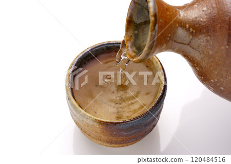 清酒瓶和清酒杯 120484516