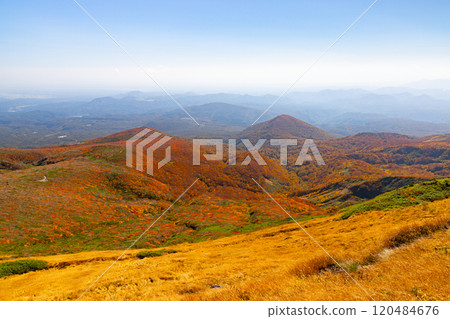 Mount Kurikoma, which straddles the three prefectures of Miyagi, Iwate, and Akita, features a view of the vibrant autumn foliage covering the slopes from the summit. 120484676