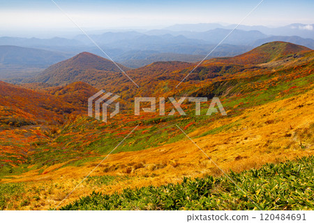 栗駒山橫跨宮城縣、岩手縣、秋田縣三縣,從山頂眺望,山坡上的紅葉盡收眼底。 栗駒山橫跨宮城縣、岩手縣、秋田縣三縣,從山頂眺望,山坡上的紅葉盡收眼底。 120484691