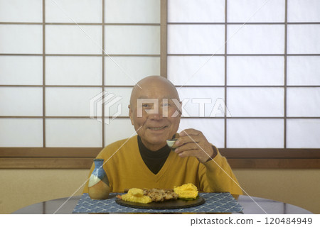 爺爺在日式房間放鬆喝酒 120484949