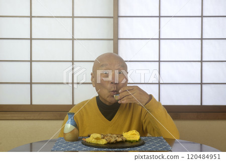 爺爺在日式房間放鬆喝酒 爺爺在日式房間放鬆喝酒 120484951