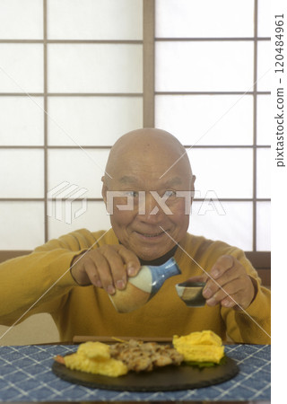 爺爺在日式房間放鬆喝酒 120484961