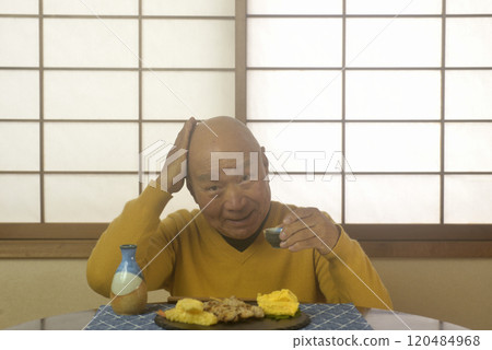 爺爺在日式房間放鬆喝酒 爺爺在日式房間放鬆喝酒 120484968