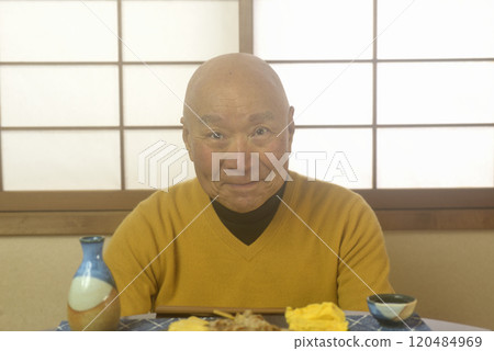 爺爺在日式房間放鬆喝酒 爺爺在日式房間放鬆喝酒 120484969