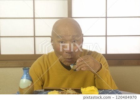 爺爺在日式房間放鬆喝酒 120484970