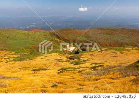 栗駒山橫跨宮城縣、岩手縣、秋田縣三個縣，從中央路線的斜坡上可以看到鮮豔的紅葉。 120485050