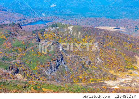 從跨越宮城縣、岩手縣、秋田縣的栗駒山山頂眺望須川湖和須川溫泉的秋葉景色。 120485287