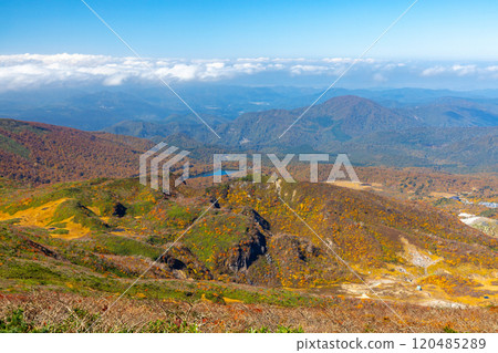 從跨越宮城縣、岩手縣、秋田縣的栗駒山山頂眺望須川湖和須川溫泉的秋葉景色。 120485289