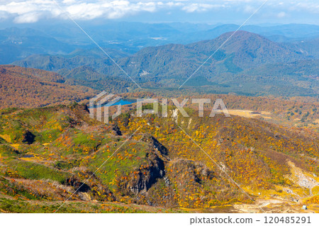 從跨越宮城縣、岩手縣、秋田縣的栗駒山山頂眺望須川湖和須川溫泉的秋葉景色。 120485291