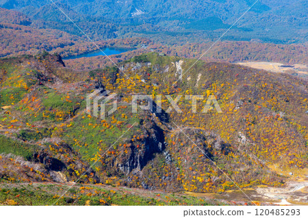從跨越宮城縣、岩手縣、秋田縣的栗駒山山頂眺望須川湖和須川溫泉的秋葉景色。 120485293