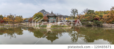 Panoramic view of Gyeongbokgung royal palace of the Joseon dynasty in Seoul, capital of South Korea 120485671