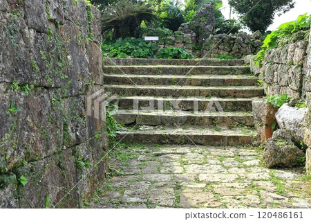 [沖繩縣]晴天的中城城遺址（參拜場所小木之大部） 120486161