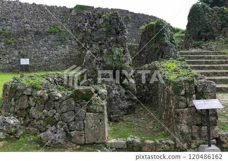 [沖繩縣] 晴天的中城城跡（參拜場所：天貝井之禦） 120486162