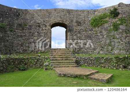 [Okinawa Prefecture] Nakagusuku Castle ruins (second enclosure) on a clear day 120486164