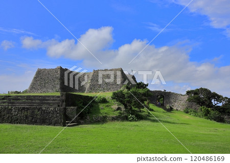 [Okinawa Prefecture] Nakagusuku Castle ruins on a clear day (Third enclosure and rear gate) 120486169