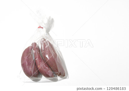 白色背景下袋裝地瓜的照片 120486183