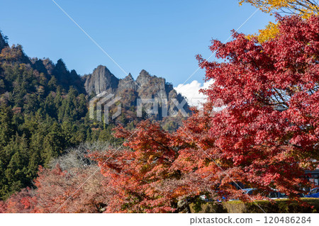 妙義山的秋天 - 妙義山全景公園的紅葉 120486284
