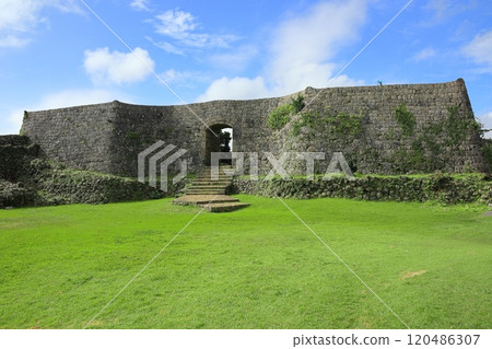 [沖繩縣] 晴天時的中城城遺址（三王閣） 120486307