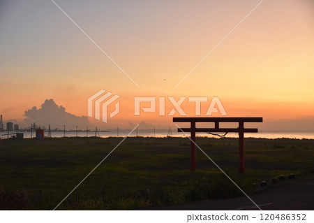 黃昏時分,千葉縣久妻海岸的鳥居 黃昏時分,千葉縣久妻海岸的鳥居 120486352
