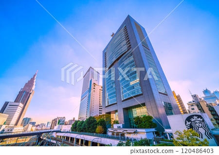 日本東京城市景觀 - 從新宿站新南口看到的 NTT Docomo 代代木大廈和代代木站(背面)= 22 日 日本東京城市景觀 - 從新宿站新南口看到的 NTT Docomo 代代木大廈和代代木站(背面)= 22 日 120486403