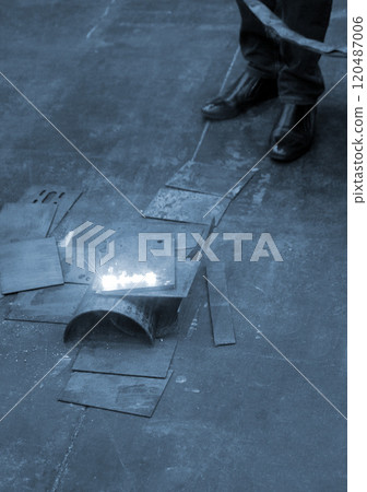 Laser metal cleaning. Metal cleaning with laser from rust. New modern innovative technologies. Metal laser cleaning with portable equipment. Cleansing laser. Highly concentrated powerful radiation. 120487006
