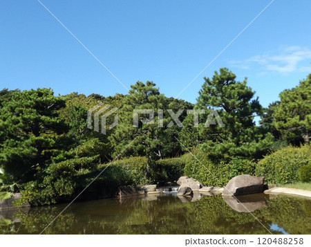 Blue sky and white clouds from Hamanoike Pond in Inage Seaside Park in August 120488258
