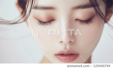 一位年輕美麗的亞洲女模特兒。閉眼場景的特寫美拍。 一位年輕美麗的亞洲女模特兒。閉眼場景的特寫美拍。 120489784