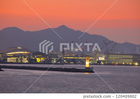 神戶港夜景、神戶第一防波堤東燈塔/罕見的寫有「神戶港」字樣的燈塔(來自Poai西綠地) 神戶港夜景、神戶第一防波堤東燈塔/罕見的寫有「神戶港」字樣的燈塔(來自Poai西綠地) 120489802