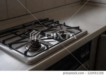 有油漬的舊煤氣爐 120491109