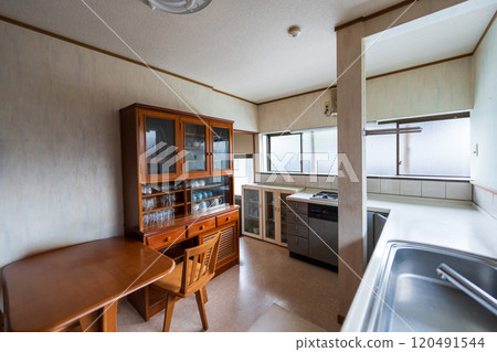 廢棄的空房子 120491544