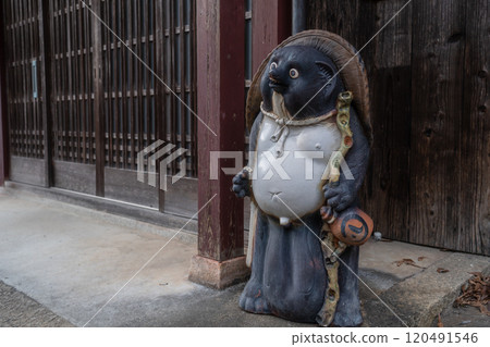 An ornament of raccoon of Shigaraki ware 120491546