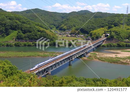 Fresh green Sanyo Shinkansen 500 series Kodama (Shin-Osaka to Hakata) Fresh green Sanyo Shinkansen 500 series Kodama (Shin-Osaka to Hakata) 120491577