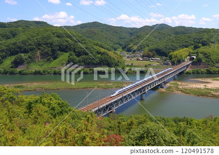 Fresh green Sanyo Shinkansen 500 series Kodama (Shin-Osaka to Hakata) Fresh green Sanyo Shinkansen 500 series Kodama (Shin-Osaka to Hakata) 120491578