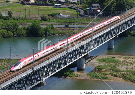 Fresh green Sanyo Shinkansen 500 series Kodama (Hello Kitty Shinkansen) 120491579