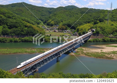 鮮綠色東海道/山陽新幹線N700系列列車 120491625