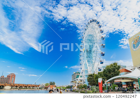 A view of S-Pulse Dream Plaza under a clear blue sky and the Dream Sky Ferris wheel (Shizuoka Prefecture) 120492247