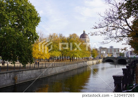 Berlin's cultural treasure trove - Museum Island 120497265