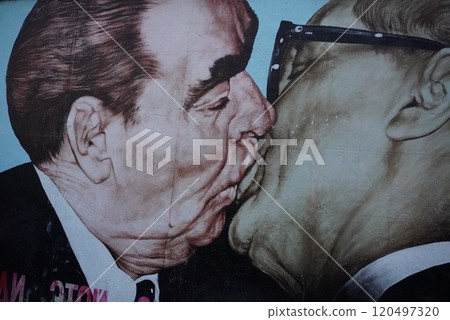 The Berlin Wall: A negative legacy that divided the world 120497320