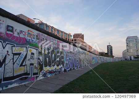 The Berlin Wall: A negative legacy that divided the world 120497369