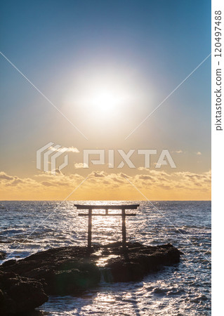 The torii gate of Isosaki Shrine on the seaside of Oarai Beach in Ibaraki Prefecture 120497488