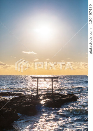 The torii gate of Isosaki Shrine on the seaside of Oarai Beach in Ibaraki Prefecture 120497489
