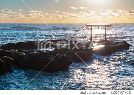 矗立在「茨城郡」大洗海岸海邊的磯前神社鳥居 矗立在「茨城郡」大洗海岸海邊的磯前神社鳥居 120497708