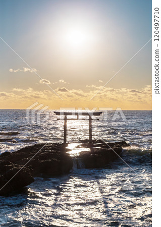 矗立在「茨城郡」大洗海岸海邊的磯前神社鳥居 矗立在「茨城郡」大洗海岸海邊的磯前神社鳥居 120497710