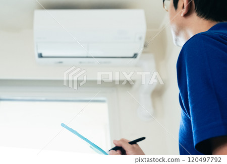 男子檢查空調 120497792